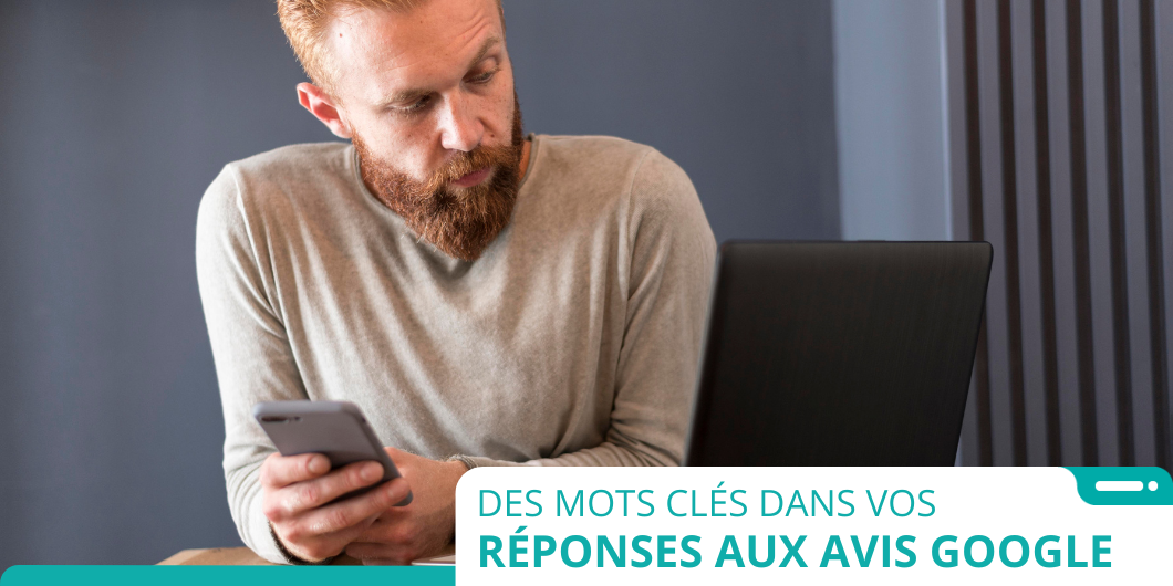 Homme ajoutant des mots clés dans ses réponses aux avis Google